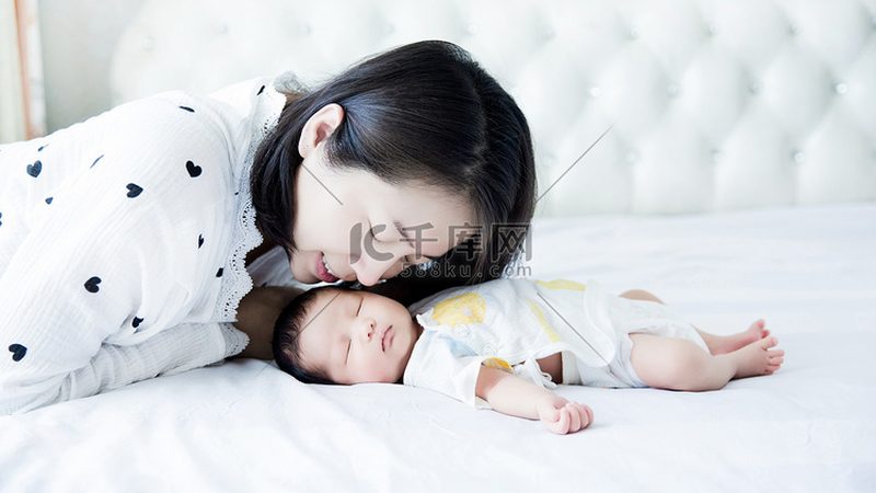 成都育婴师与月嫂价格差异背后的考量因素