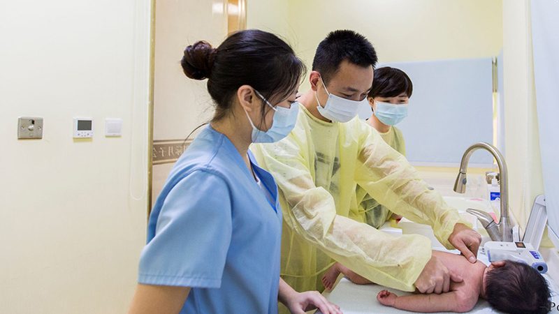 产后妈妈需要充足的营养来支持身体的恢复。月子餐应包含以下几类营养素：